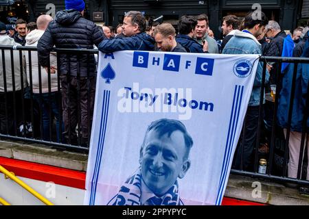 Gli appassionati di calcio di Brighton e Hove Albion FC hanno in mostra Un ritratto del presidente del club Tony Bloom fuori dal Globe Public House a Marylebone, Londra. Foto Stock