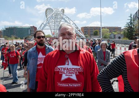 25 aprile 2023, ¹rome, Italia: Migliaia di persone, associazioni ed anche rappresentanti di partiti politici hanno partecipato il 25/4/2023 alla manifestazione indetta dall'Associazione Nazionale dei Partigiani d'Italia (ANPI) per commemorare la liberazione dei nazisti-fascisti e dei molti morti per aver partecipato alla resistenza. Arrivo a porta San Paolo, che insieme ad altri luoghi di Roma fu teatro di scontri tra una parte della popolazione romana di ogni ordine e grado e le truppe tedesche che avevano occupato Roma. Molti interventi, da parte del presidente provinciale dell'AN Foto Stock