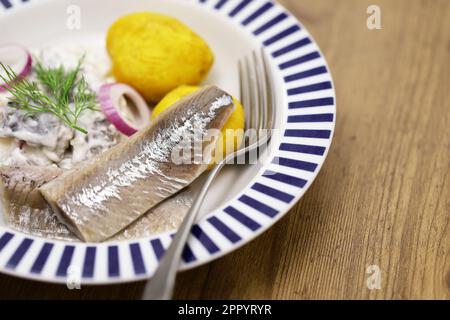 filetto di aringa giovane (matjes) sottaceto con patate bollite Foto Stock