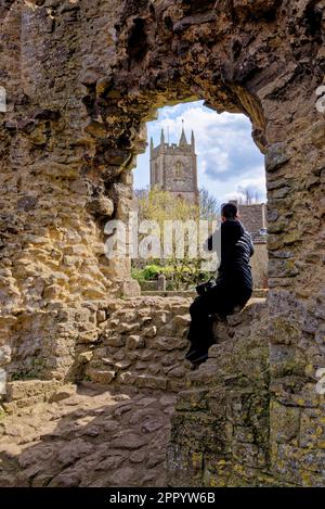 All'interno delle mura del Castello di Nunney e fossato nel villaggio di Nunney. Costruito nel 1370s da Sir John de la Mere, Somerset, Inghilterra, Regno Unito - 8th di Foto Stock