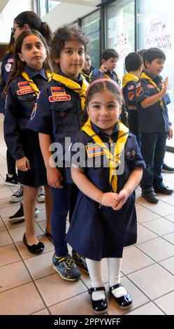 Watertown, Massachusetts, Stati Uniti. 24th Apr, 2023. Gli scout ameniano-americani e gli armeni-americani e i loro amici, commemorano il 108th° anniversario del genocidio del 1915 di 1,5 milioni o più, la metà della popolazione dell'epoca, Ordinato dai giovani leader turchi del Comitato di Unione e progresso alla fine dell'Impero Ottomano durante la guerra mondiale 1.and preoccupazione che il genocidio è continuato dalla dittatura in Azerbaigian che sta occupando sezioni del territorio dell'Armenia e minaccia di attaccare in qualsiasi momento Così come continuare un blocco dell'unica strada che conduce dentro e fuori l'Armenia Foto Stock