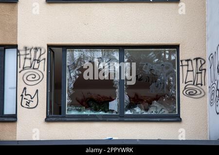Edificio residenziale abbandonato con finestre rotte prima della demolizione a Pallaksentie 1 nel quartiere suburbano di Mellunmäki, Helsinki, Finlandia Foto Stock
