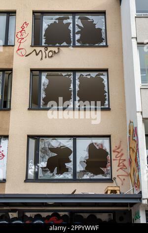 Finestre rotte di un edificio residenziale abbandonato prima della demolizione a Pallaksentie 1 nel quartiere suburbano di Mellunmäki, Helsinki, Finlandia Foto Stock
