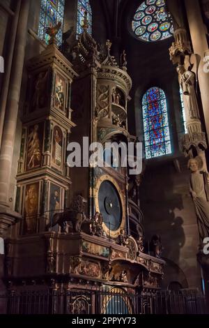 Il magnifico Orologio Astronomico nella Cattedrale di nostra Signora di Strasburgo. Si tratta di una meraviglia meccanica installata nel 1843. Foto Stock