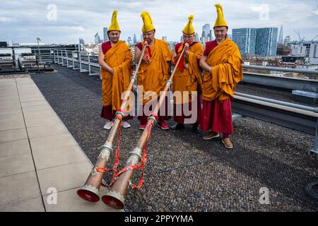 Londra, Regno Unito. 25 aprile 2023. I monaci buddisti tibetani del monastero di Tashi Lhunpo si esibiscono con strumenti cerimoniali tantrici (corna lunghe) a Kings Place vicino a King’s Cross, davanti al Songlines Encounters Festival il 24 maggio. Fondata dal primo Dalai lama nel 1447 a Shigatse, Tibet centrale, Tashi Lhunpo è uno dei monasteri più importanti della tradizione buddista tibetana e ora ristabilito in esilio in India. Credit: Stephen Chung / EMPICS / Alamy Live News Foto Stock