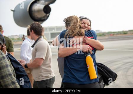 Ambouli, Gibuti. 23rd Apr, 2023. Personale del governo degli Stati Uniti evacuato dagli Stati Uniti Ambasciata in Sudan atterra a Camp Lemonnier, Gibuti, il 23 aprile 2023. Sotto la direzione del presidente Joe Biden, l'esercito degli Stati Uniti ha condotto un'operazione riuscita per evacuare in sicurezza il personale del governo degli Stati Uniti fuori dal Sudan. Foto di MC1 Classe Maria A. Olvera Tristan/U.S.A. Navy/UPI Credit: UPI/Alamy Live News Foto Stock