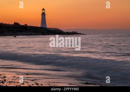 Faro di Low Point nella Nuova Victoria Nova Scotia contro un cielo spettacolare al tramonto in una serata primaverile. Foto Stock