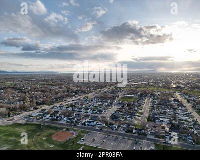 Una vista aerea di un'area urbana, catturata da una prospettiva ad alta quota a Roy, Utah Foto Stock