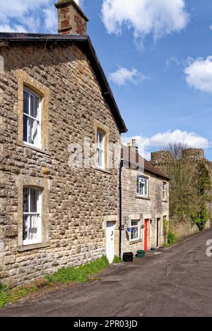 Paesaggio del villaggio di Nunney in una giornata di sole, Somerset, Inghilterra, Regno Unito - 8th aprile 2023 Foto Stock