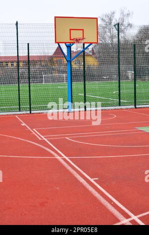 Moderno parco giochi polifunzionale con copertura artificiale all'aperto Foto Stock