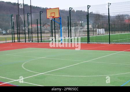 Moderno parco giochi polifunzionale con copertura artificiale all'aperto Foto Stock