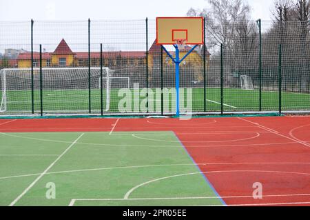 Moderno parco giochi polifunzionale con copertura artificiale all'aperto Foto Stock