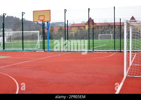 Moderno parco giochi polifunzionale con copertura artificiale all'aperto Foto Stock