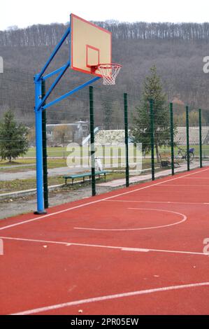 Moderno parco giochi polifunzionale con copertura artificiale all'aperto Foto Stock