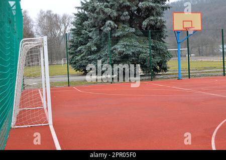 Moderno parco giochi polifunzionale con copertura artificiale all'aperto Foto Stock