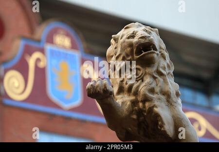 Vista generale dall'esterno dello stadio prima della partita della Premier League al Villa Park, Birmingham. Data immagine: Martedì 25 aprile 2023. Foto Stock