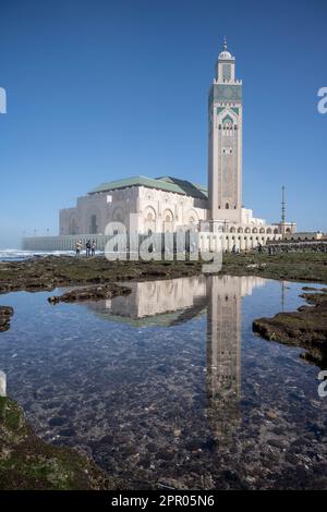 Moschea monumentale di Hassam II sul viale Sidi Mohammed ben Abdallah sul mare. Foto Stock