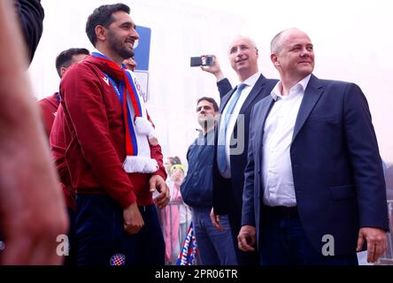 Spalato, Croazia. 25th Apr, 2023. Hajduk Split Head Coach Marijan Budimir è visto durante la celebrazione di benvenuto un giorno dopo la partita finale della UEFA Youth League tra AZ Alkmaar e Hajduk Split al lungomare di Spalato, in Croazia, il 25 aprile 2023. Foto: Milano SABIC/PIXSELL Credit: Pixsell/Alamy Live News Foto Stock