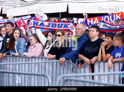 Spalato, Croazia. 25th Apr, 2023. I fan di Hajduk Split partecipano alla celebrazione di benvenuto un giorno dopo la partita finale della UEFA Youth League tra AZ Alkmaar e Hajduk Split al lungomare di Spalato, in Croazia, il 25 aprile 2023. Foto: Milano SABIC/PIXSELL Credit: Pixsell/Alamy Live News Foto Stock