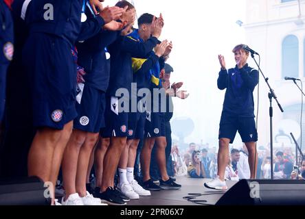 Spalato, Croazia. 25th Apr, 2023. I giocatori di Hajduk Split vengono visti durante la celebrazione di benvenuto un giorno dopo la partita finale della UEFA Youth League tra AZ Alkmaar e Hajduk Split al lungomare di Spalato, in Croazia, il 25 aprile 2023. Foto: Milano SABIC/PIXSELL Credit: Pixsell/Alamy Live News Foto Stock