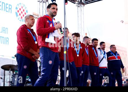 Spalato, Croazia. 25th Apr, 2023. Hajduk Split Head Coach Marijan Budimir è visto durante la celebrazione di benvenuto un giorno dopo la partita finale della UEFA Youth League tra AZ Alkmaar e Hajduk Split al lungomare di Spalato, in Croazia, il 25 aprile 2023. Foto: Milano SABIC/PIXSELL Credit: Pixsell/Alamy Live News Foto Stock