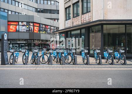 Vista frontale presso la stazione di noleggio biciclette 'nextbike' con 14 biciclette, nel centro di Kaiserlautern, Germania Foto Stock