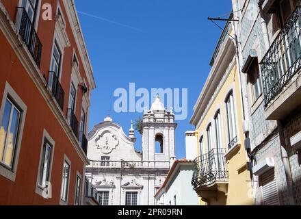 Lissabon, Portogallo. 05th Apr, 2023. La chiesa cattolica di Santa Catarina, alla fine di una strada nel centro storico di Lisbona. Credit: Viola Lopes/dpa/Alamy Live News Foto Stock