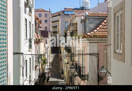 Lissabon, Portogallo. 05th Apr, 2023. Numerosi cavi corrono da casa a casa lungo un vicolo nel centro storico di Lisbona. Credit: Viola Lopes/dpa/Alamy Live News Foto Stock