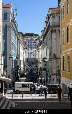 Lissabon, Portogallo. 05th Apr, 2023. Passerelle-a piedi attraverso la strada 'Rua da Vitoria' nel centro storico di Lisbona. Credit: Viola Lopes/dpa/Alamy Live News Foto Stock