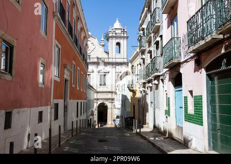 Lissabon, Portogallo. 05th Apr, 2023. La chiesa cattolica di Santa Catarina, alla fine di una strada nel centro storico di Lisbona. Credit: Viola Lopes/dpa/Alamy Live News Foto Stock