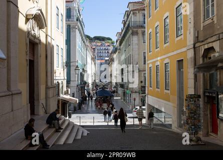 Lissabon, Portogallo. 05th Apr, 2023. La strada 'Rua da Vitoria' nel centro storico di Lisbona con la chiesa 'Igreja de Nossa Senhora da Vitoria' (l), un ingresso alla sala concerti 'Lisboa em Fado (r) e la strada trasversale Rua Aurea. Credit: Viola Lopes/dpa/Alamy Live News Foto Stock