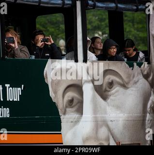 Washington, DC, 25 aprile 2023. I turisti su un tram passano dalla tranquilla e vuota piazza fuori della Corte Suprema degli Stati Uniti, dove i giudici stanno ascoltando le argomentazioni orali nella causa Yegiazaryan contro Smagin, a Washington, DC, Martedì, Aprile 25, 2023. Yegiazaryan contro Smagin è se un querelante straniero dichiara una rivendicazione civile cognabile ai sensi della legge sulle organizzazioni influenzate e corrotte di Racketeer quando subisce un pregiudizio alla proprietà immateriale, e se sì, in quali circostanze. Credito: Rod Lamkey/CNP Foto Stock