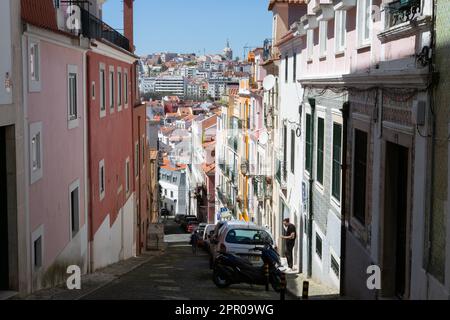 Lissabon, Portogallo. 05th Apr, 2023. Un vicolo di case nel centro storico di Lisbona con vista sui tetti della città. Credit: Viola Lopes/dpa/Alamy Live News Foto Stock