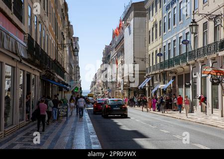 Lissabon, Portogallo. 05th Apr, 2023. La strada 'Rua Aurea' nel centro di Lisbona, alla fine della quale si può vedere l'acqua del fiume Tago. Credit: Viola Lopes/dpa/Alamy Live News Foto Stock