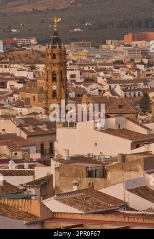 ANTEQUERA, ANDALUSIA, SPAGNA, 13 SETTEMBRE 2022: Splendida vista panoramica della città di Antequera al tramonto. Tipiche case bianche sotto una luce calda. Foto Stock