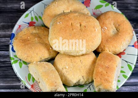 Biscotti arabi tradizionali per la celebrazione delle feste islamiche di festa di El-Fitr, biscotti egiziani ripieni di date di Ajwa agwa, feteer egiziano del Mamoul Foto Stock