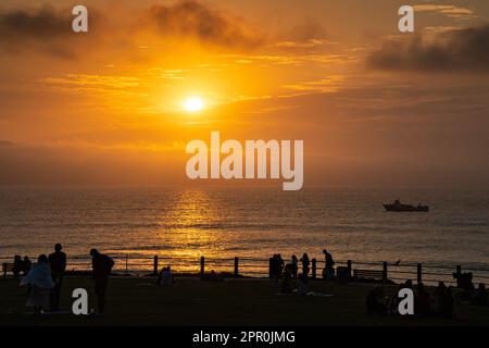 La gente guarda il tramonto su Point la Jolla da Ellen Browning Scripps Park a la Jolla, California. Foto Stock