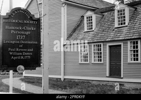 Il museo Hancock-Clarke Parsonage, che fu la destinazione di Paul Reveres Ride nel 1775. Lexington, Massachusetts. L'immagine è stata acquisita in modalità analogica Foto Stock