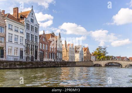 Case storiche e Ponte Carmelitano (Carmersbrug) sul canale Langerei nel centro storico di Bruges, Fiandre Occidentali, Belgio Foto Stock