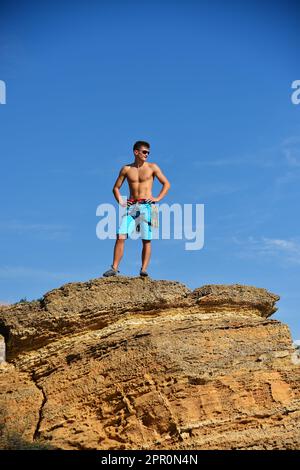 Arrampicatore estremo sulla cima della montagna. Concetto di successo Foto Stock