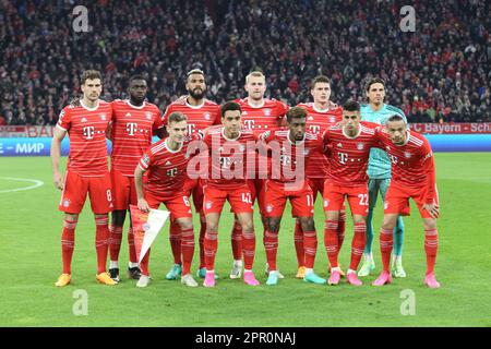 MONACO di Baviera, GERMANIA - APRILE 19: Line up of FC Bayern, 1 Yann SOMMER, Keeper, 2 Dayot Upamecano, 4 Matthijs de ligt, 5 Benjamin Pavard, 6 Joshua Kimmich, 8 Leon Goretzka, 10 Leroy Sané, 11 Kingsley Coman, 13 Eric Maxim Choupo-Moting, 22. Joao CANCELO, 42 Jamal Musiala prima della partita di calcio di seconda tappa della UEFA Champions League tra il Bayern Muenchen e Manchester City all'Allianz Arena il 19 aprile 2023 a Monaco di Baviera, Germania. Foto & copyright di Arthur THILL/ATP Images (THILL Arthur/ATP/SPP) Credit: SPP Sport Press Photo. /Alamy Live News Foto Stock