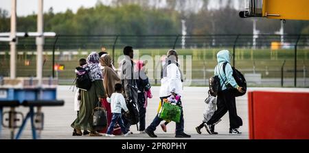 EINDHOVEN - i cittadini olandesi del Sudan arrivano con un aereo militare all'aeroporto militare Eindhoven Air base. In totale, circa un centinaio di olandesi sono stati evacuati dal paese dell'Africa orientale negli ultimi giorni dopo che sono scoppiati pesanti combattimenti tra l'esercito governativo e le milizie nella capitale Khartoum. ANP ROB ENGELAAR olanda fuori - belgio fuori Foto Stock