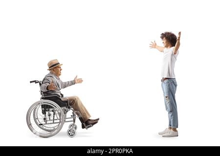 Ragazzo che incontra un uomo anziano in una sedia a rotelle isolato su sfondo bianco Foto Stock