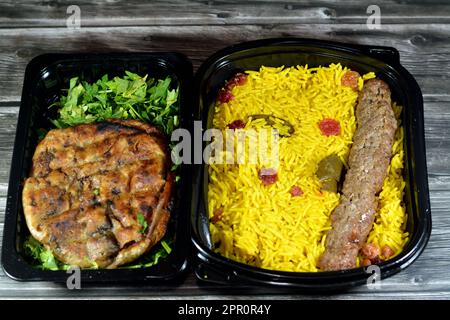 Sfondo di Hawawshi egiziano tradizionale, pita farcita con carne tritata e speziata con cipolle e manzo Kofta, kebab e tarb kofta shish che è Foto Stock