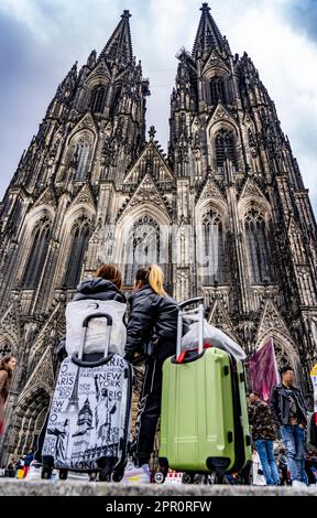 Piazza della Cattedrale, Cattedrale di Colonia, turisti con valigie, Colonia NRW, Germania, Foto Stock