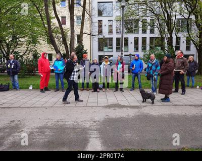 24 aprile 2023, Monaco, Baviera, Germania: Guidato dal filmatore della cospirazione Helge Stark, dimostranti dello spettro della cospirazione teorico, antidemocratico, anti-corona e adiacente a ReichsbÃÂ¼rger protestarono davanti alla bavarese Staatskanzlei per conto di Max Eder. Eder è stato dichiarato uno dei capigruppo della cellula terroristica di ReichsbÃÂ¼rger (cittadino sovrano) che è stata abbattuta mentre si stava preparando per un presunto attacco terroristico contro lo stato tedesco. Un altoparlante, ha, è un regolare a MÃÂ¼nchen steht Auf demo e in tribunale per non indossare maschere o distanziare durante l'altezza del Coro Foto Stock