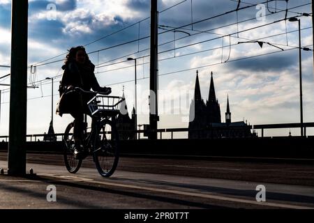 In bicicletta nella grande città, ciclisti sul ponte Deutzer a Colonia, Cattedrale di Colonia, pista ciclabile, NRW, Germania Foto Stock