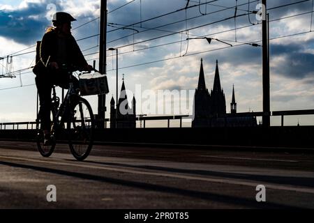 In bicicletta nella grande città, ciclisti sul ponte Deutzer a Colonia, Cattedrale di Colonia, pista ciclabile, NRW, Germania Foto Stock