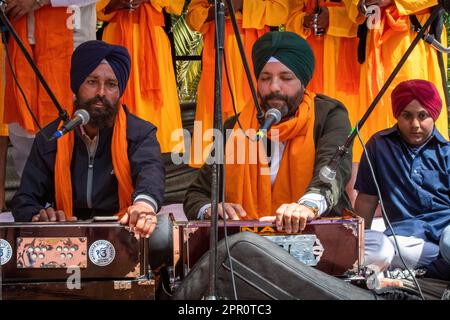 23 aprile 2023, Roma, Italia: I musicisti accompagnano le preghiere con canti sacri e il suono dei loro strumenti durante la processione per i Vaisakhi Nagar Kirtan nel distretto di Esquiline. Nei giardini di Piazza Vittorio, i Sikh di Roma cantavano canzoni di Shabad (inni divini), pregavano e rinviavano omaggio al Granth Sahib, il libro sacro. Con il Nagar Kirtan, che i Sikh di tutto il mondo fanno nel mese di Vaisaki (verso aprile), attraversando le strade del quartiere, cantando inni sacri, portarono il messaggio di Dio ad altre comunità. A Pessina Cremonese si trova la seconda S più grande Foto Stock