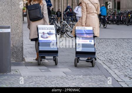 Testimoni di Geova con stand di informazione mobile, con informazioni in diverse lingue, nella zona pedonale vicino alla Cattedrale di Colonia, Foto Stock